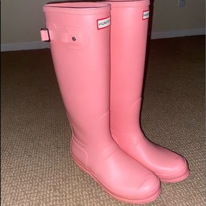 Pink Hunter rain boots, worn 2 times. They’re too big for me unfortunately.